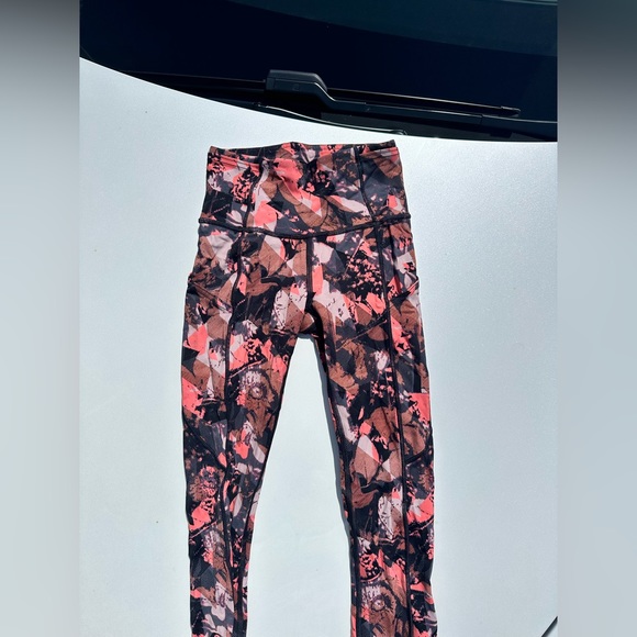 full length / 7/8 with raw hem lululemon leggings size 0 printed - Picture 1 of 5